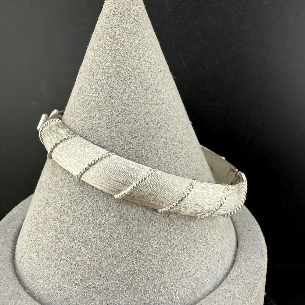 Vintage Trifari Bangle Bracelet Silver Tone‎ Hinged 7"